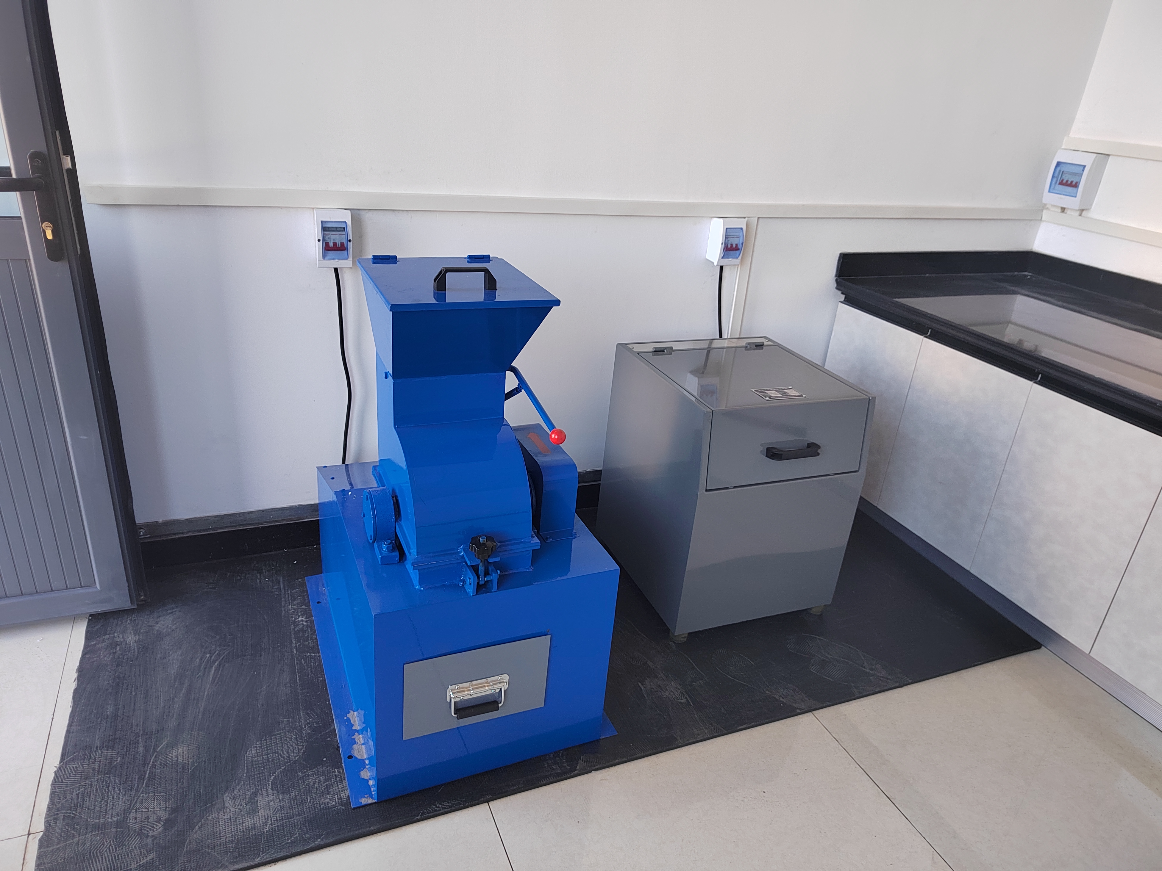 對輥破碎機的工作原理